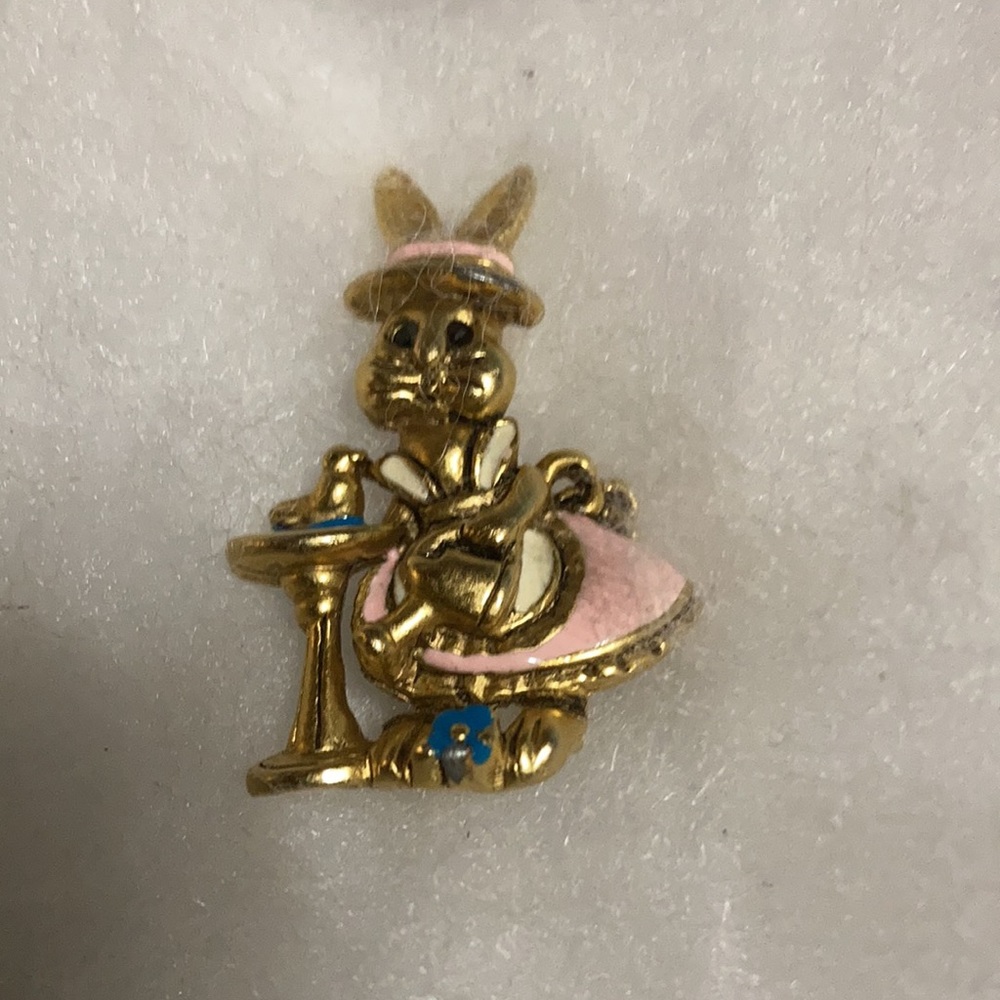Bunny Brooch with red stone eyes. - Picture 4 of 4